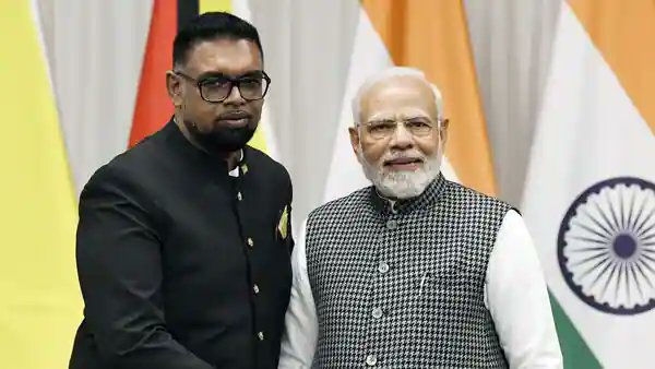 MattooShashank's tweet image. A tiny country has become one of India's most exciting relationships

Its massive oil reserves are set to make it one of the world's richest countries

It has a 350,000+ Indian diaspora &amp;amp; major defence purchases from 🇮🇳 lined up

🧵on how a tiny nation became vital to 🇮🇳 (1/10)