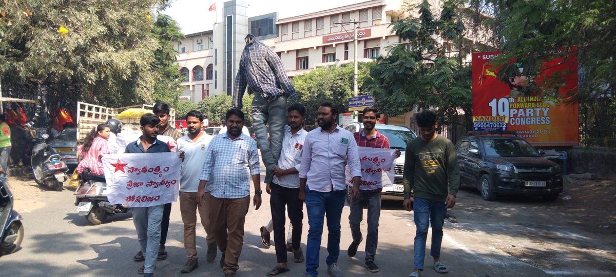 NagarajuT1120's tweet photo. HCU లో  SFI విద్యార్ధులపై దాడి చేసిన ABVP దాడిని  ఖండిస్తూ ,గుండాలపై చర్యలు తీసుకోవాలని హైదరాబాద్ లో ABVP దిష్టిబొమ్మ దగ్ధం.
#ABVPHoolignism https://t.co/MaZ3LqMM2k