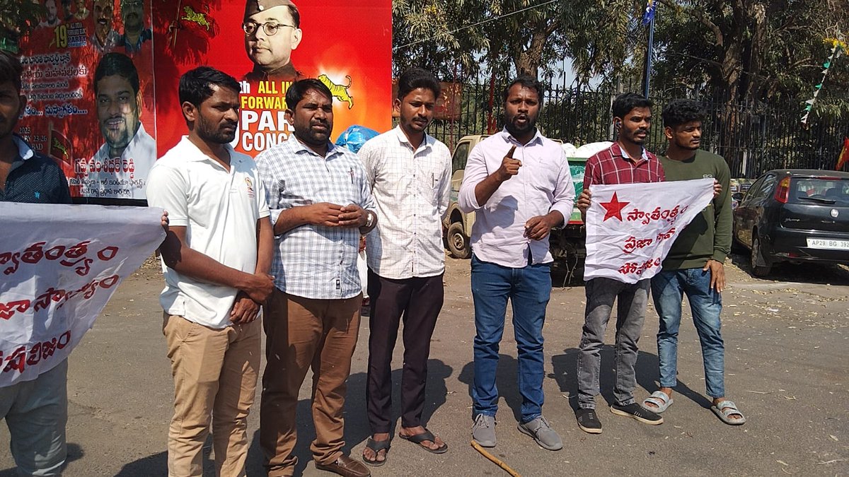 NagarajuT1120's tweet photo. HCU లో  SFI విద్యార్ధులపై దాడి చేసిన ABVP దాడిని  ఖండిస్తూ ,గుండాలపై చర్యలు తీసుకోవాలని హైదరాబాద్ లో ABVP దిష్టిబొమ్మ దగ్ధం.
#ABVPHoolignism https://t.co/MaZ3LqMM2k