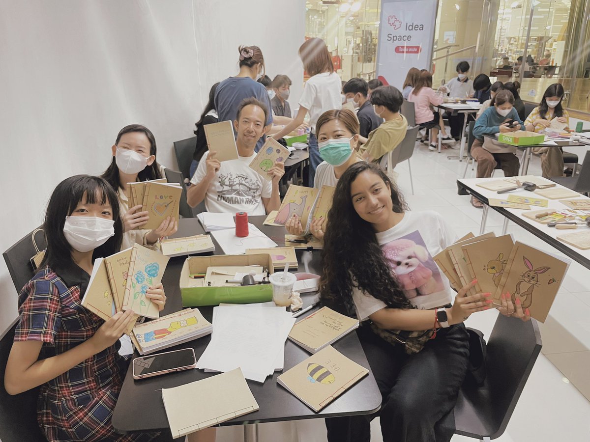 Serenaelis_'s tweet photo. Making recycled notesbooks for children in need in Rural areas in Thailand #volenteer for #Paperranger ! So amazing when you come together and meet people from different areas making a difference ✨ #artwork #notebookcovers https://t.co/XBsZ3nn5Mq
