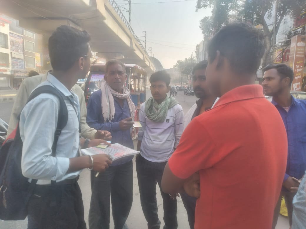 LabourlineDelhi's tweet photo. India Labourline Outreach atUttam Nagar Labour chowk and received 10 wage cases from the construction workers.
#indialabourlinedelhi https://t.co/eB7GaTIqnA