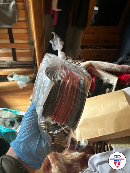 prefpolice's tweet photo. Belle affaire #AntiStups par les👮‍♀️👮‍♂️ de la BAC, la BEI, la BTC et le SLT de #Paris9 :
🔵 4 individus interpellés, 2 incarcérés
↪️ Cuisine de crack démantelée à #Paris18
↪️ 3544€ 💸 saisis et un circuit de blanchiment caractérisé
↪️ L'enquête continue https://t.co/n0LkWF6sJF