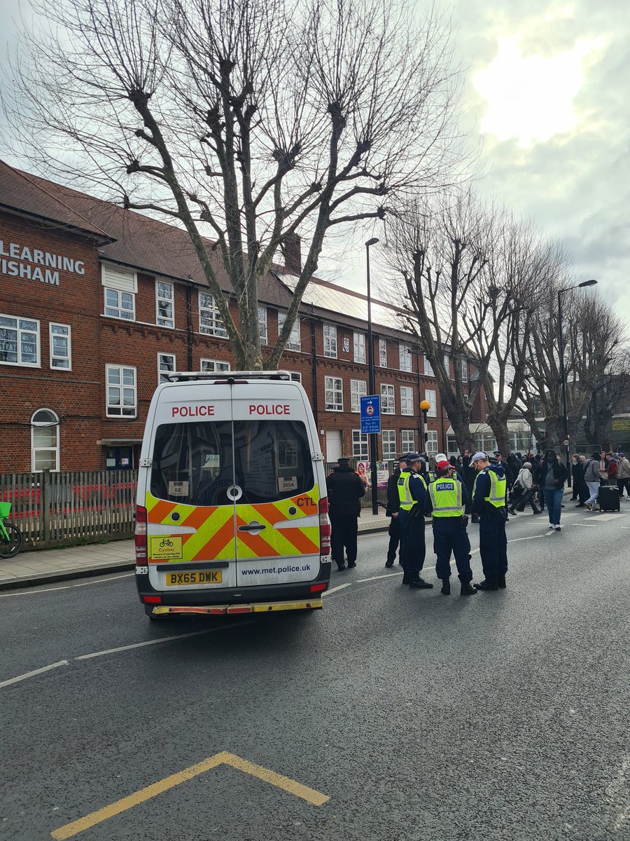 simonchilds13's tweet image. In Honor Oak, South London where a farcically small protest against a drag story time is taking place. Hundreds have turned out in opposition, with riot cops in the middle