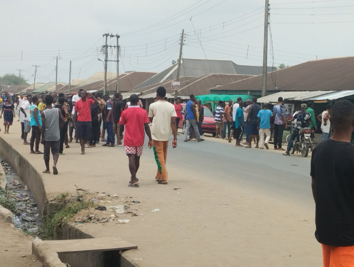 This is omuoko Aluu in ikwerre lga rivers state. They are not allowing people to vote except you want to vote APC members. They said they should go back to their village to vote INEC what’s going on? Spread this information 📌