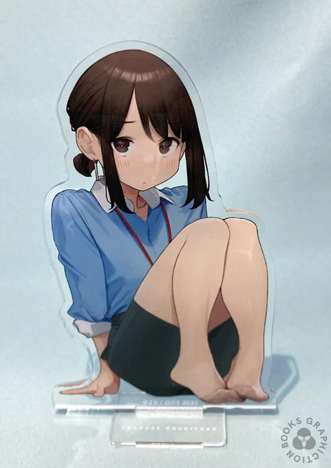 【2/28受注終了】「がんばれ同期ちゃん」発売記念グッズよむ()さんによる1巻の表紙と2巻ページ内描き下ろしイラストを使用した同期ちゃんのアクスタになりますカップ麺を啜る部屋着verは和むアイテムに仕上がっています販売店は特設ページにて 