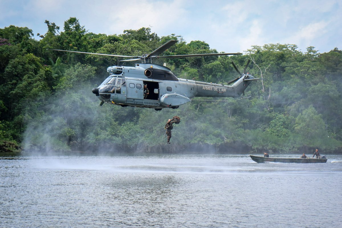 armeedeTerre's tweet image. 🗳Élisez votre #PhotoDeLaSemaine !

1️⃣ #MissionLynx Exercice 🇫🇷🇬🇧 @FrForcesEstonia
2️⃣ #Aguerrissement Parcours collectif @COMSIC_FR
3️⃣ #PrépaOps formation "spécialiste du milieu équatorial" en Guyane 3e REI
4️⃣ #ÀLaHauteur entraînement au @CENTACOfficiel du 126e RI @FierEtVaillant