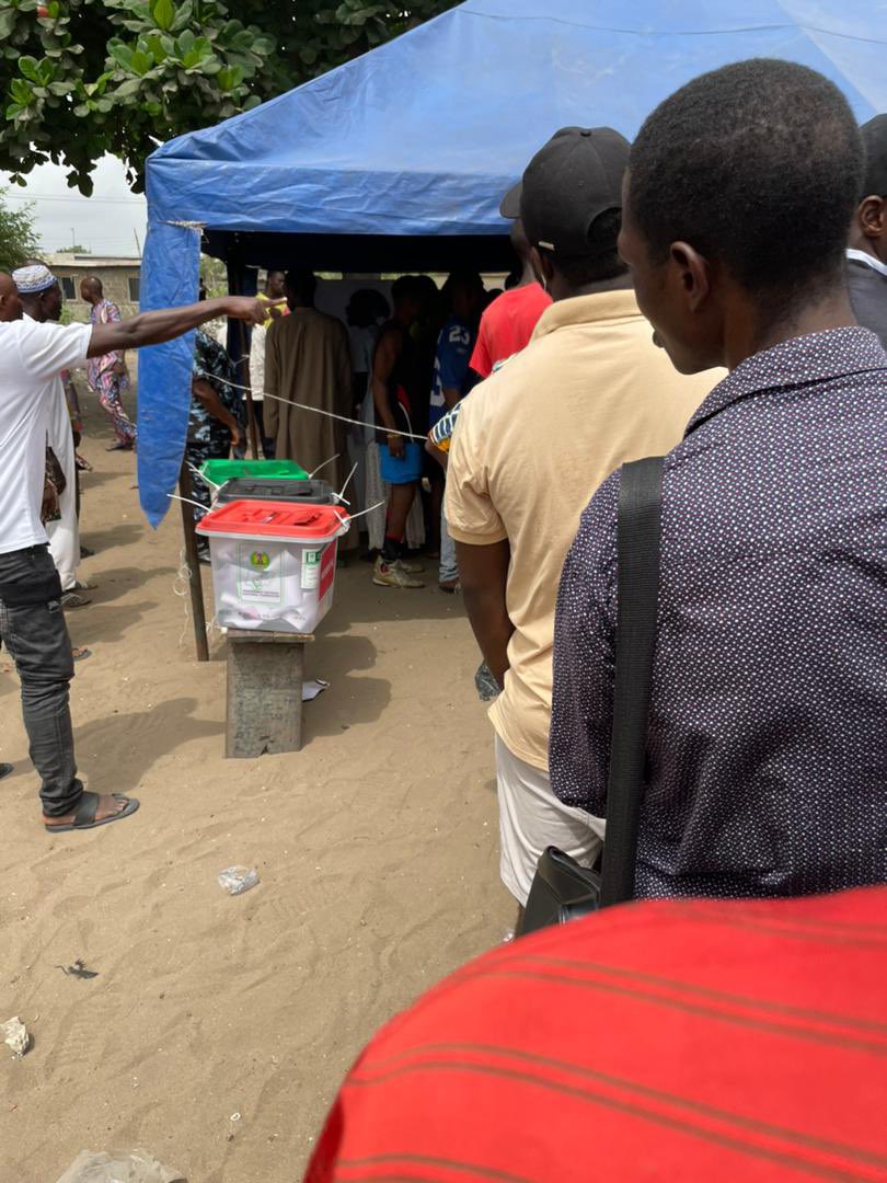 2hotNasa's tweet photo. @inecnigeria @NgLabour 

At Magbon Junction 1, Badagry, this is how APC supporters surround INEC Officials and are monitoring whom people are voting! They are insisting of you don’t vote APC, they’ll beat you and cause problems! 

Pls intervene https://t.co/cizkMi03rA