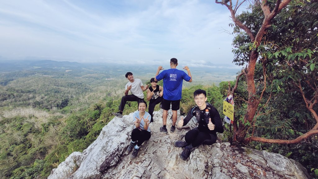 wongmld's tweet photo. It's was a lovely morning climb up the 333m Bukit Batu Sawa with some our @HWUMalaysia Student leaders. It was tough for me to keep up with their pace but was glad that I made it to the top! Great views from the hill top, well worth the effort #studentpartnership #activewellbeing https://t.co/62c0rOWGSP