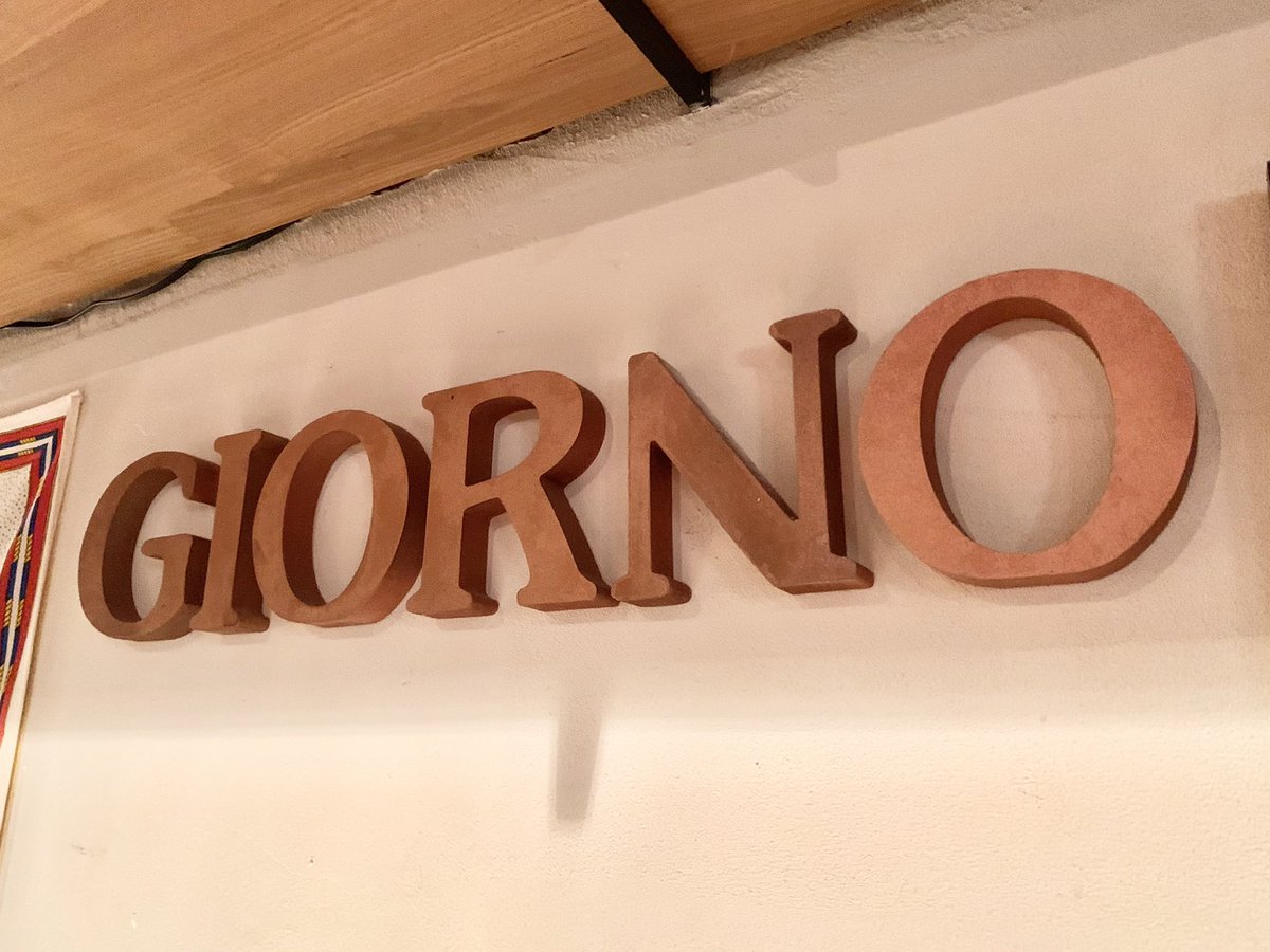 ジョルノ推しとしては絶対に行かねばと思い数週間、新宿駅徒歩数分の場所にあるイタリア酒場Giorno(@Giorno20170703)に行ってきました。看板・店内装飾・メニュー全てが最高で写真を撮りまくるオタクにわざわざフィギュアやパール・ジャムのお皿を置いてくださったりと優しくしていただきました…😭💖 