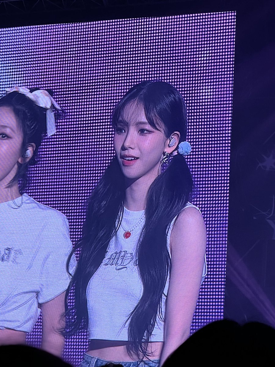 zzarraran's tweet photo. 에스파 콘서트 엔딩 카리나 양갈래 https://t.co/am05zAd7tx