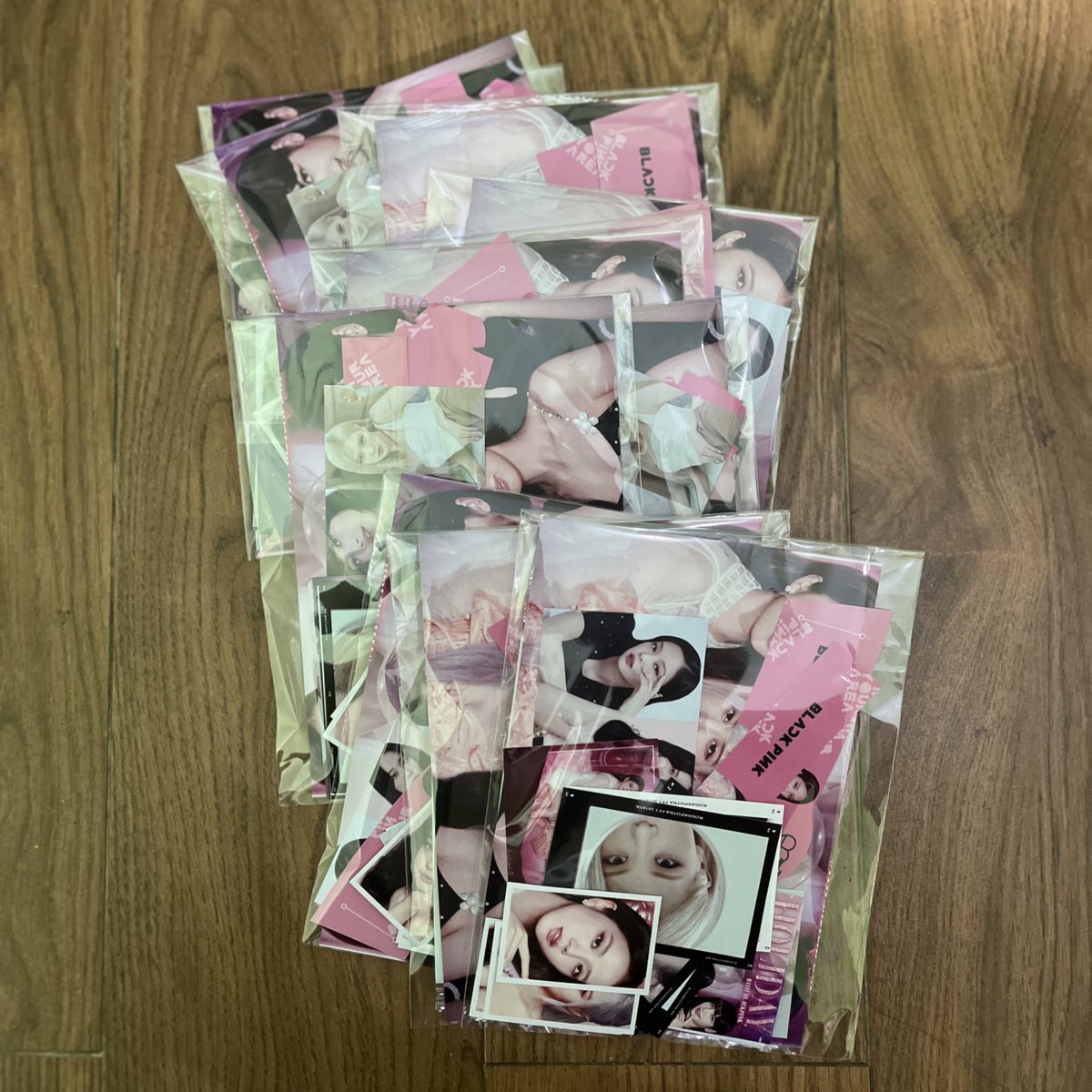 topwifeyy's tweet photo. ✨ BLACKPINK BORN PINK WORLD TOUR IN JAKARTA DAY 1 ✨

[ Freebies by @topwifeyy ]

🗓️ March 11, 2023 (DAY 1)
📍GBK Main Stadium
🕰 TBA

✨How To Claim✨
✅ RT and Like
✅ Find me at the venue
✅ Tag me if you get the freebies
❌ Please don’t throw the freebies ‼️ https://t.co/JKXH5GIzFg