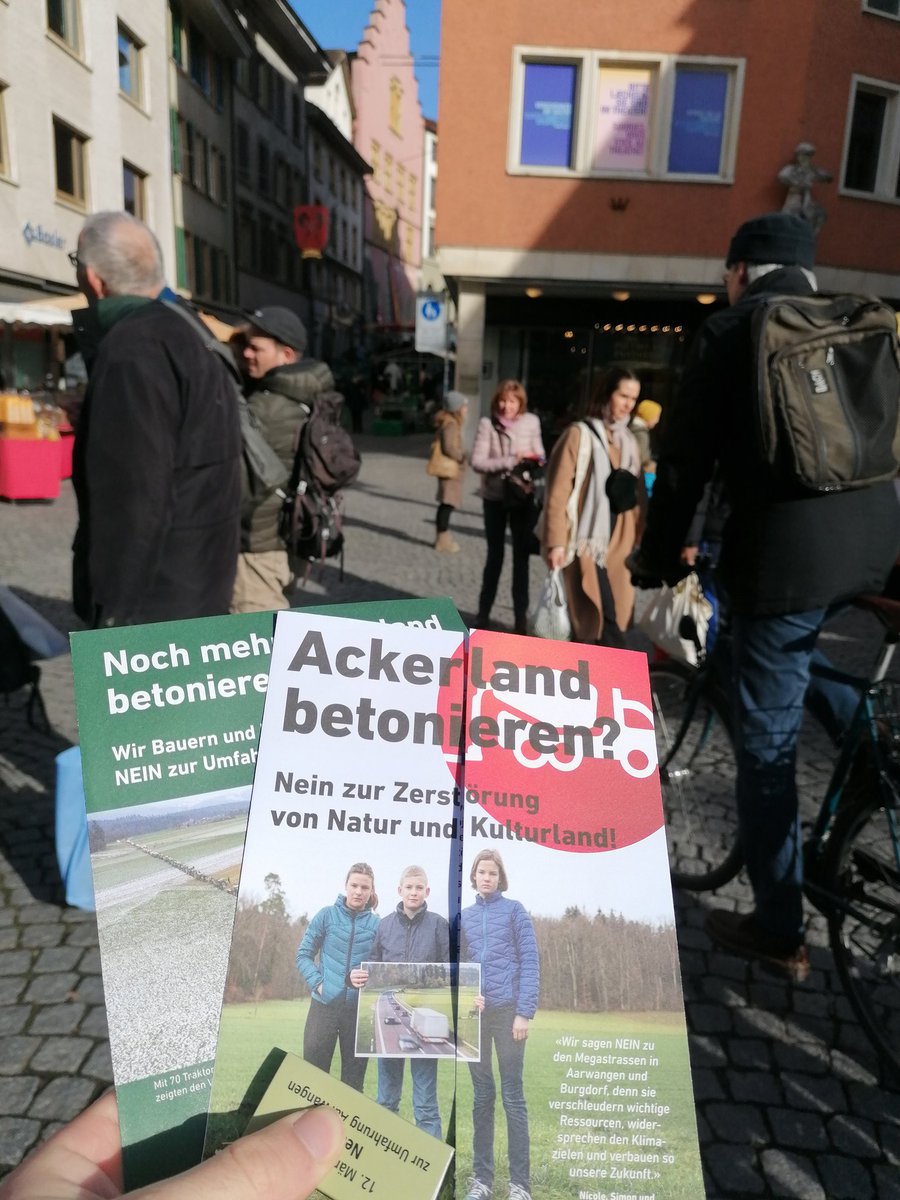 Bienne votera 2x NON le 12 mars! ⛔🚜

Échanges intéressants ce matin au marché biennois. Également avec les agriculteurs qui y vendent leurs produits et veulent défendre les terres agricoles. 🥕

Allez voter et faites voter!