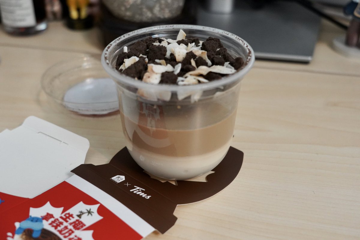 mojoinsh's tweet image. フーマーとTimsコラボのムースみたいなやつ食べてみたけどなんかごちゃごちゃしてて味は普通🤔🤔
これに20元出すなら15元で双皮奶買うかな…