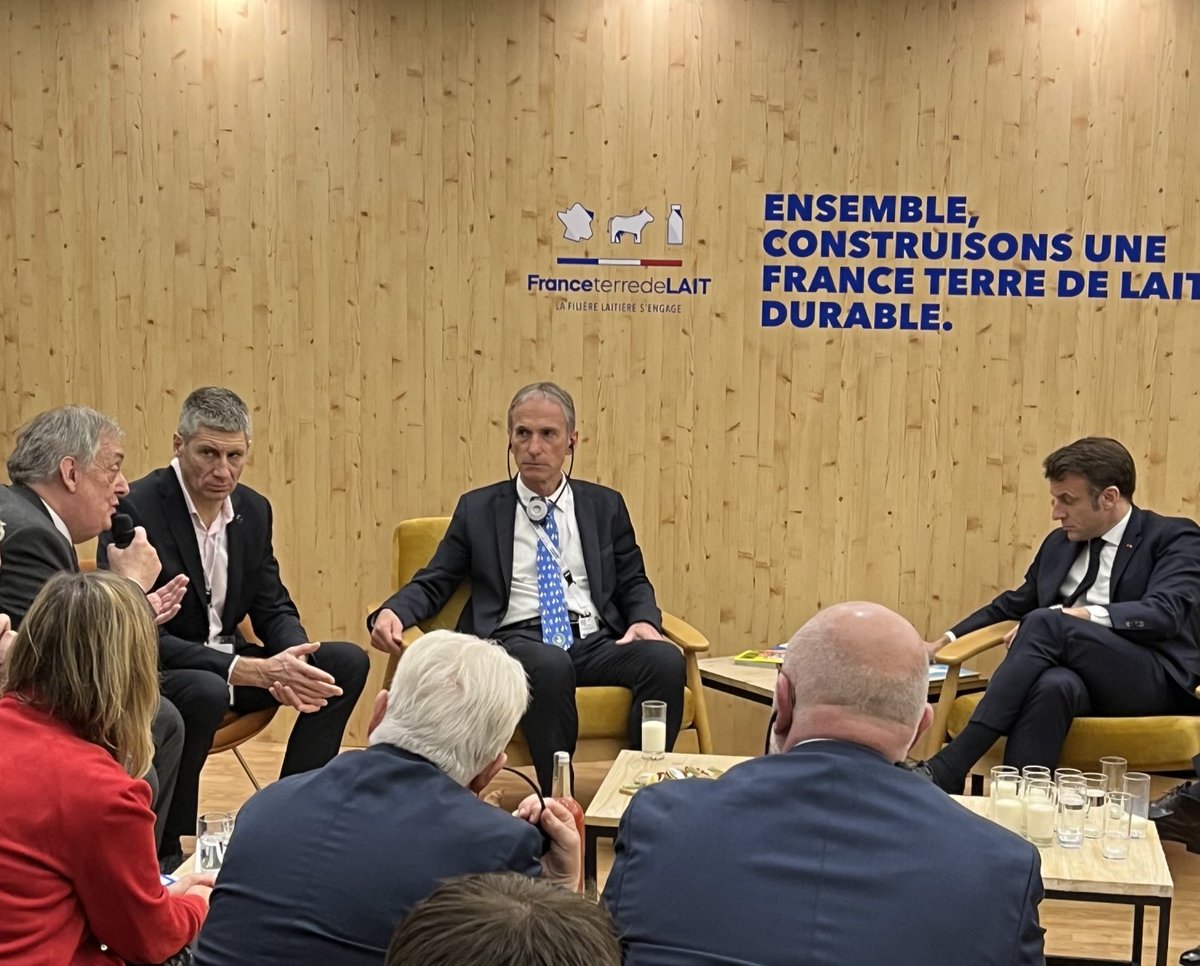 La ⁦<a href="/FNIL75/">Fédération nationale de l’industrie laitière FNIL</a>⁩ fait partie de la délégation qui reçoit M. Emmanuel Macron sur le stand du ⁦<a href="/cniel/">CNIEL</a>⁩ pour des échanges sur les enjeux de la filière laitière : décarbonation et attractivité des métiers.