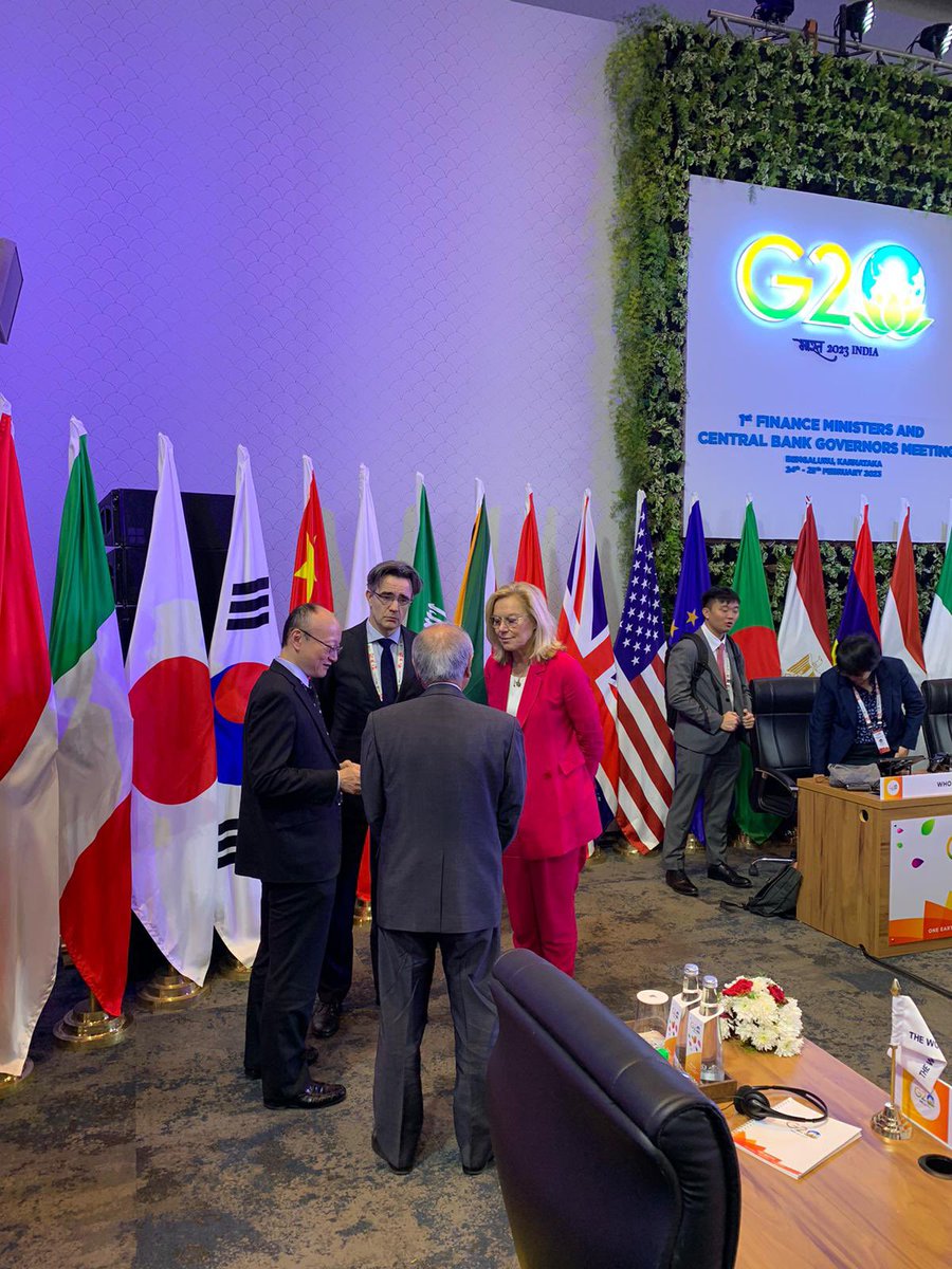 ChrRebergen's tweet photo. Twee dagen in Bangalore voor de G20 met @Minister_FIN. Naast vergaderingen over oa schulden, klimaat veel gesprekken met landen die we niet maandelijks in Europa zien. En bezoek aan het silicon valley van India. Geen betere plek om te realiseren dat India de IT-hub vd wereld is. https://t.co/rFn2RRrGdS