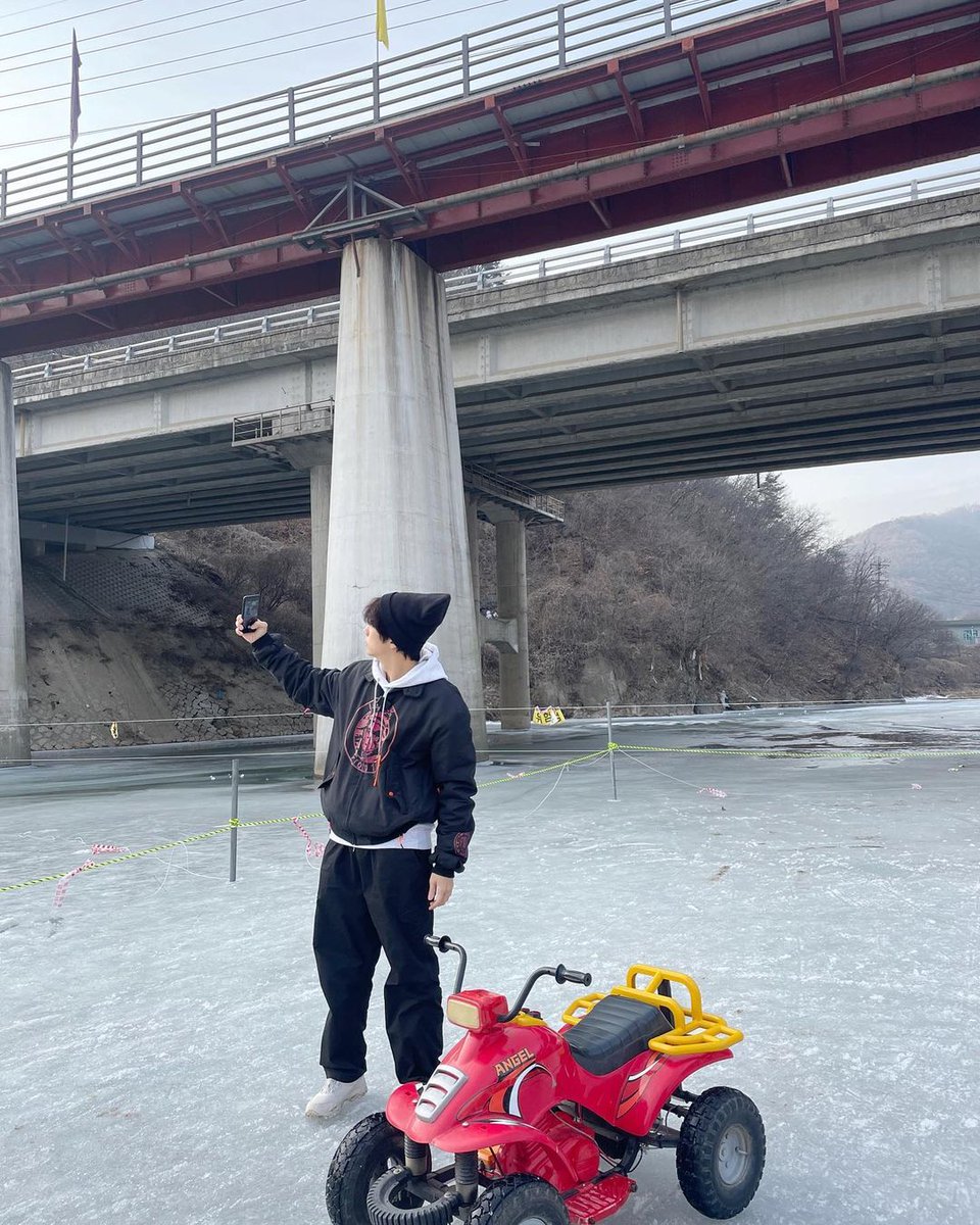 2pmalways's tweet photo. [2PM IG]
No!! Director!! How did you manage to catch our hearts although you were told to catch fish🤦🎣💙

#ThatsCheating #Beebeep🐟
#GiveThemBack #HottestsHearts🫶
https://t.co/26OFnnJB7h https://t.co/jrfLeXgElf