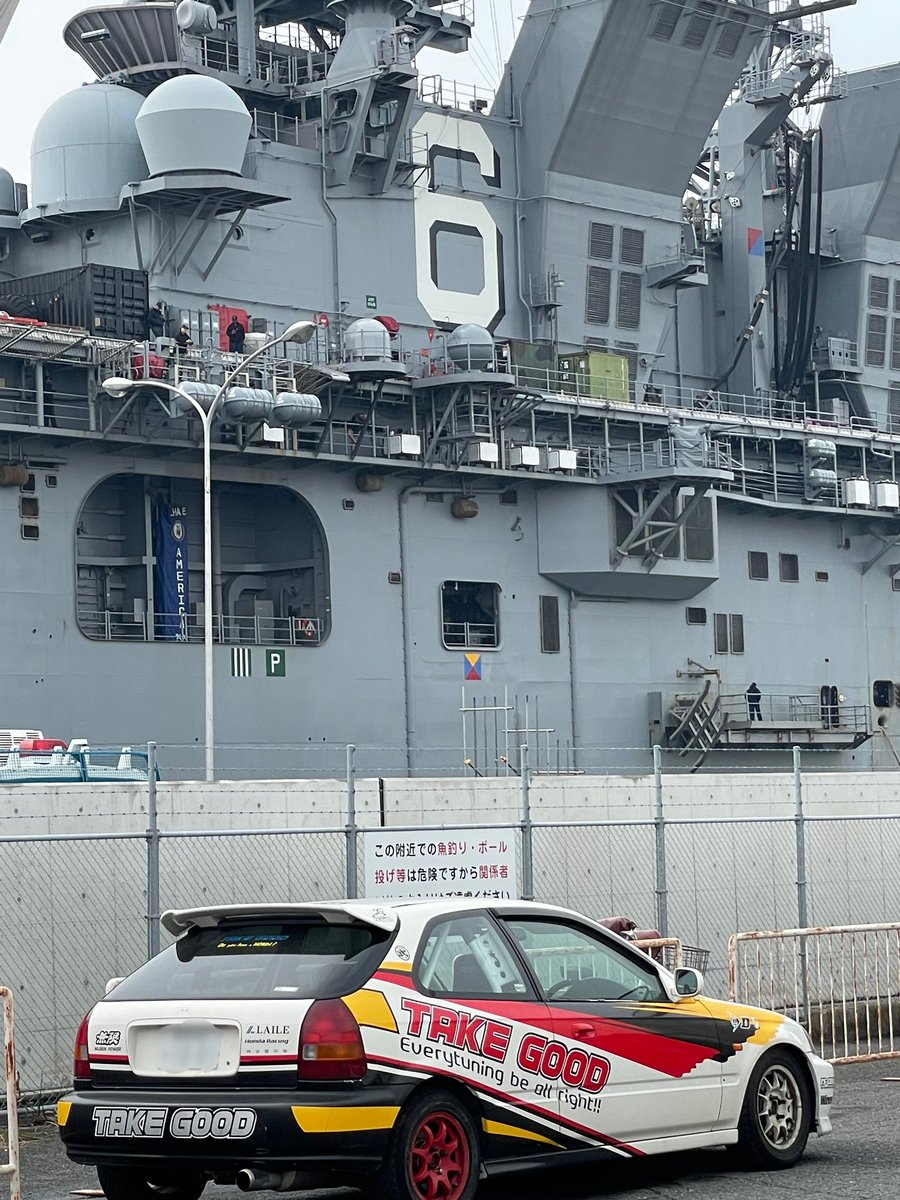 a2c79235158's tweet photo. アメリカ海軍第7艦隊所属の強襲揚陸艦『アメリカ』とツーショット https://t.co/tEdjRnIVoi