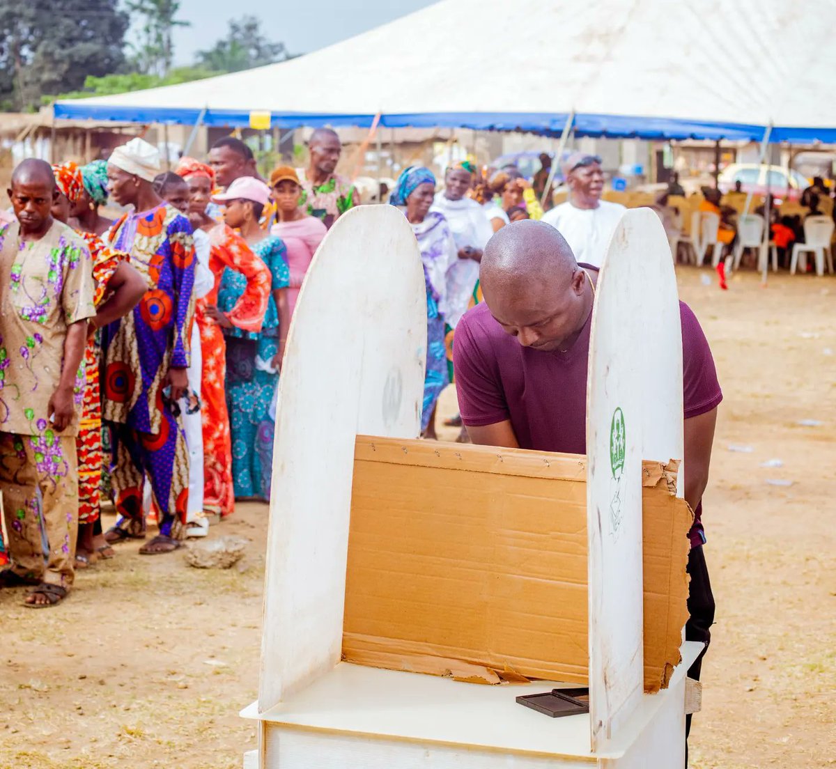 vintfm's tweet photo. Honorable @ShinaPeller and Honorable @akinalabi exercising their civic rights at their respective polling unit.

#NigerianElection #SituationRoom #NigeriaDecides #ElectionResults #SituationReport #VintagefmIbadan #NigeriaElections2023 https://t.co/z5qdB3MJ0v