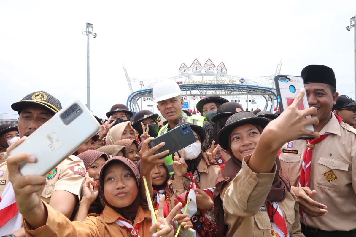 ganjarpranowo's tweet photo. Suatu kehormatan mendampingi Bapak Presiden meresmikan Jalan Tol Semarang - Demak seksi II. 

Kita berharap infrastruktur ini menjadi pengungkit perekonomian Jawa Tengah. https://t.co/0nt4wS1t7j