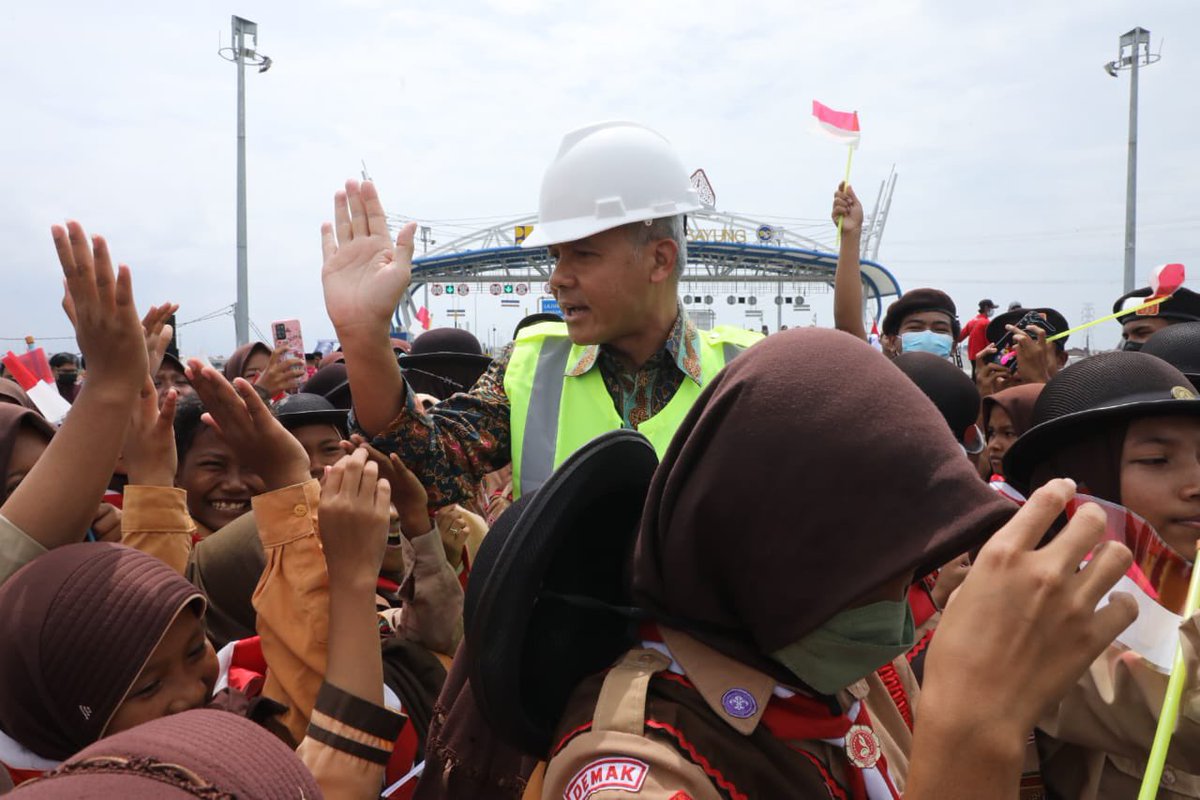 ganjarpranowo's tweet photo. Suatu kehormatan mendampingi Bapak Presiden meresmikan Jalan Tol Semarang - Demak seksi II. 

Kita berharap infrastruktur ini menjadi pengungkit perekonomian Jawa Tengah. https://t.co/0nt4wS1t7j