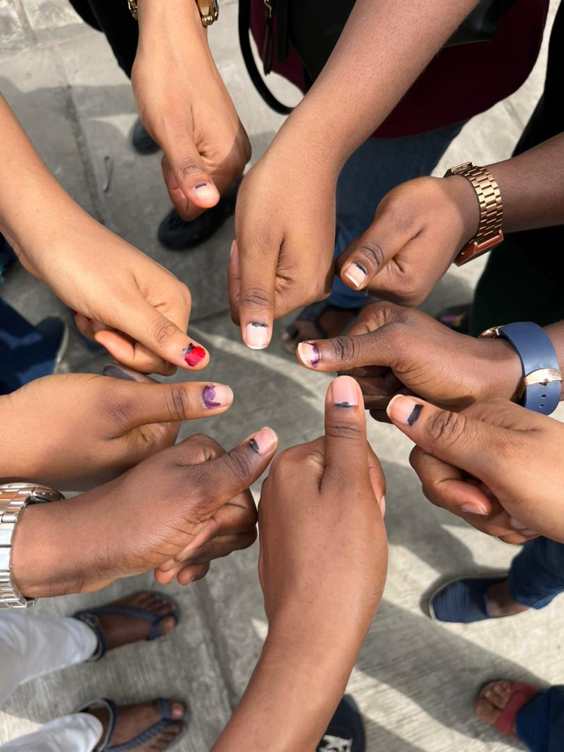 siggy_tv's tweet photo. If he didn't dey, e didn't dey niyen!  Many votes in the bag for Peter Obi. God bless Nigeria's incoming President P.O 🇳🇬

Lekki #PeterObiForPresident2023 #NigeriaElections2023 #NigeriaDecides2023 #NigeriaDecides #MySchoolPresidentFinalEP https://t.co/QknAI4KCZK