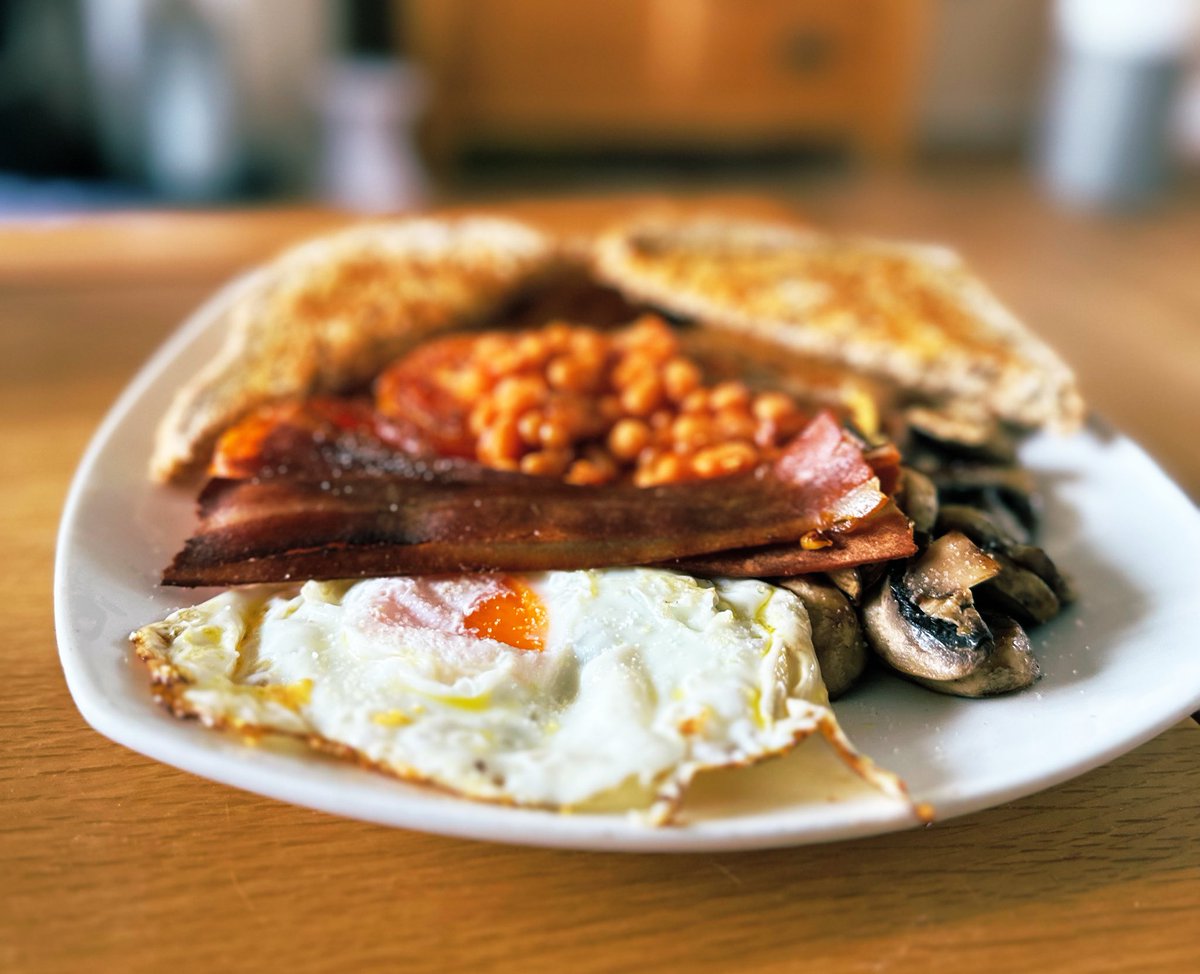 NigeYC's tweet photo. Veggie Breakfast to start the Weekend ❤️ Happy Carb-urday to me! 🤩 Plant based bacon by @laviefoods_uk and sausages by @RichmondFoods 🙌 #nomeatnoproblem #veggiebreakfast #breakfast #cheatday #cheatdayeats #plantbased #plantbasedfood #veggiefood #theweekend https://t.co/FEvotINnP0