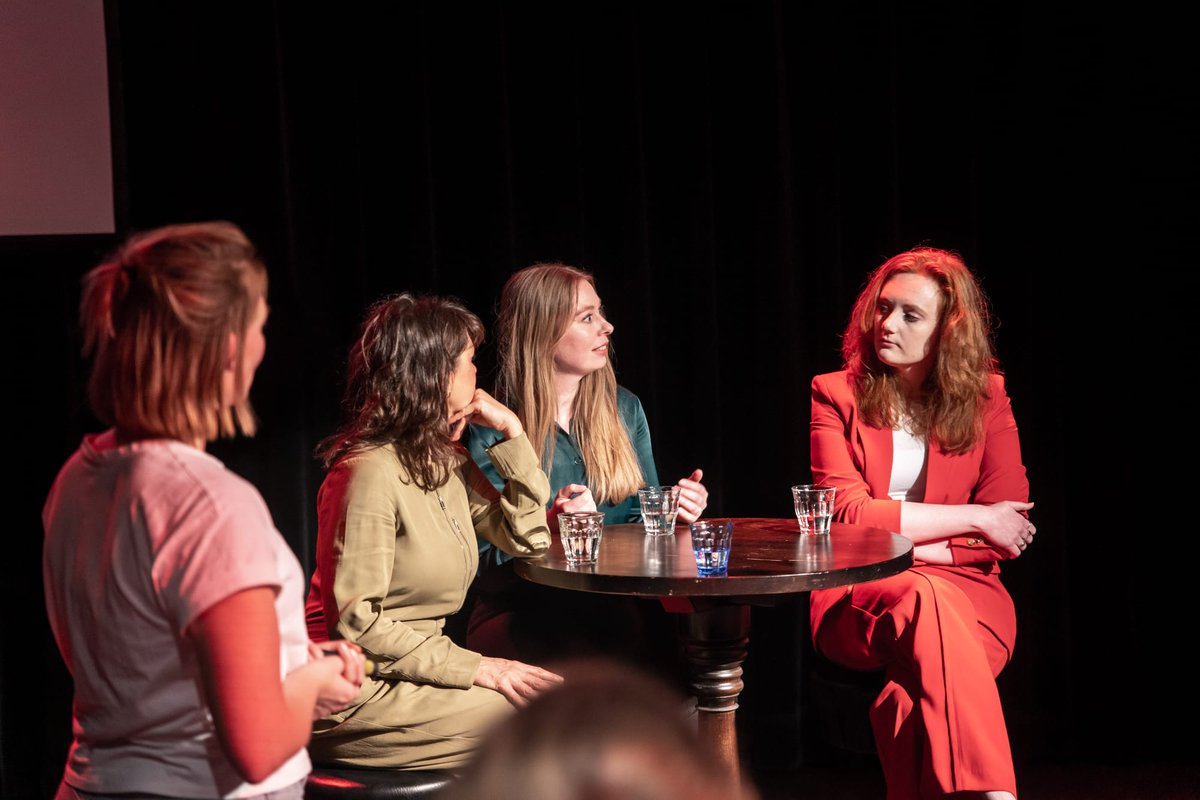 Gisteren was onze kandidaat <a href="/EmmaPeetsma/">Emma Peetsma</a> samen met <a href="/meilivos/">Mei Li Vos 💙💛❤️💚</a> en Anieke Kranenburg te gast bij de <a href="/pvdaenschede/">PvdA Enschede</a> voor een goed gesprek in het politiek jongerencafé. 

Verkiezingen gaan om jouw belangen. Dus: stem eerlijk, stem sociaal, stem #PvdA 🌹