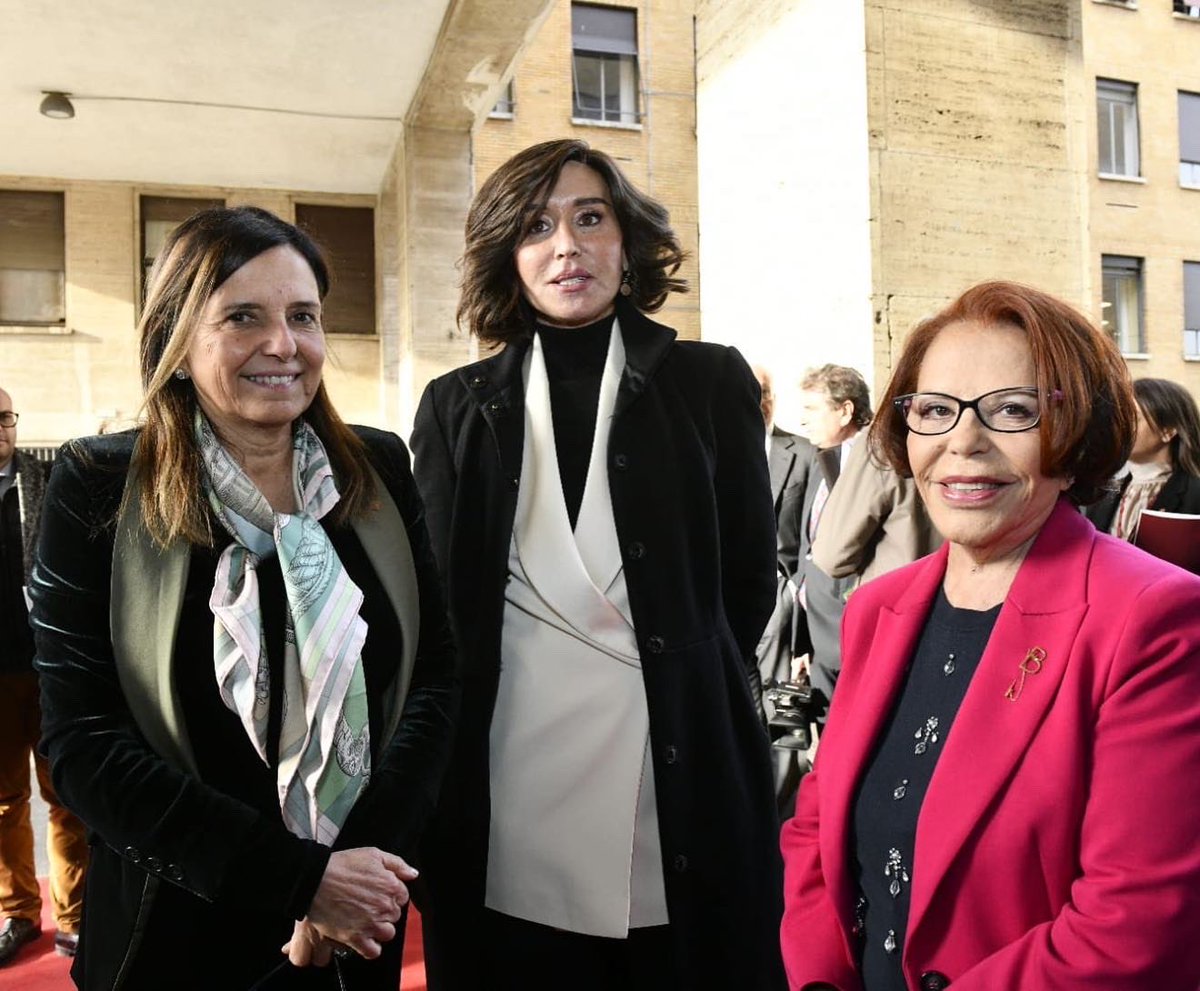 lellagolfo's tweet photo. Mai avrei pensato di festeggiare i primi 35 anni della @FondBellisario e del Premio Marisa Bellisario insieme al Presidente della Repubblica Mattarella e a così tante Mele D’Oro. La giornata di ieri è stata straordinaria. https://t.co/gKMAgahJg5