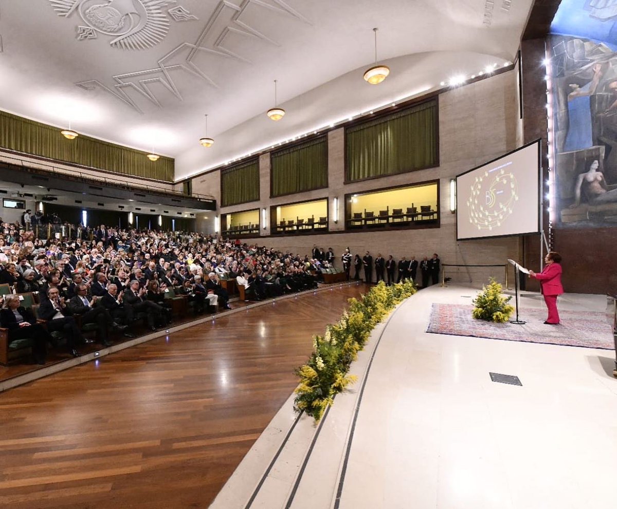 lellagolfo's tweet photo. Mai avrei pensato di festeggiare i primi 35 anni della @FondBellisario e del Premio Marisa Bellisario insieme al Presidente della Repubblica Mattarella e a così tante Mele D’Oro. La giornata di ieri è stata straordinaria. https://t.co/gKMAgahJg5