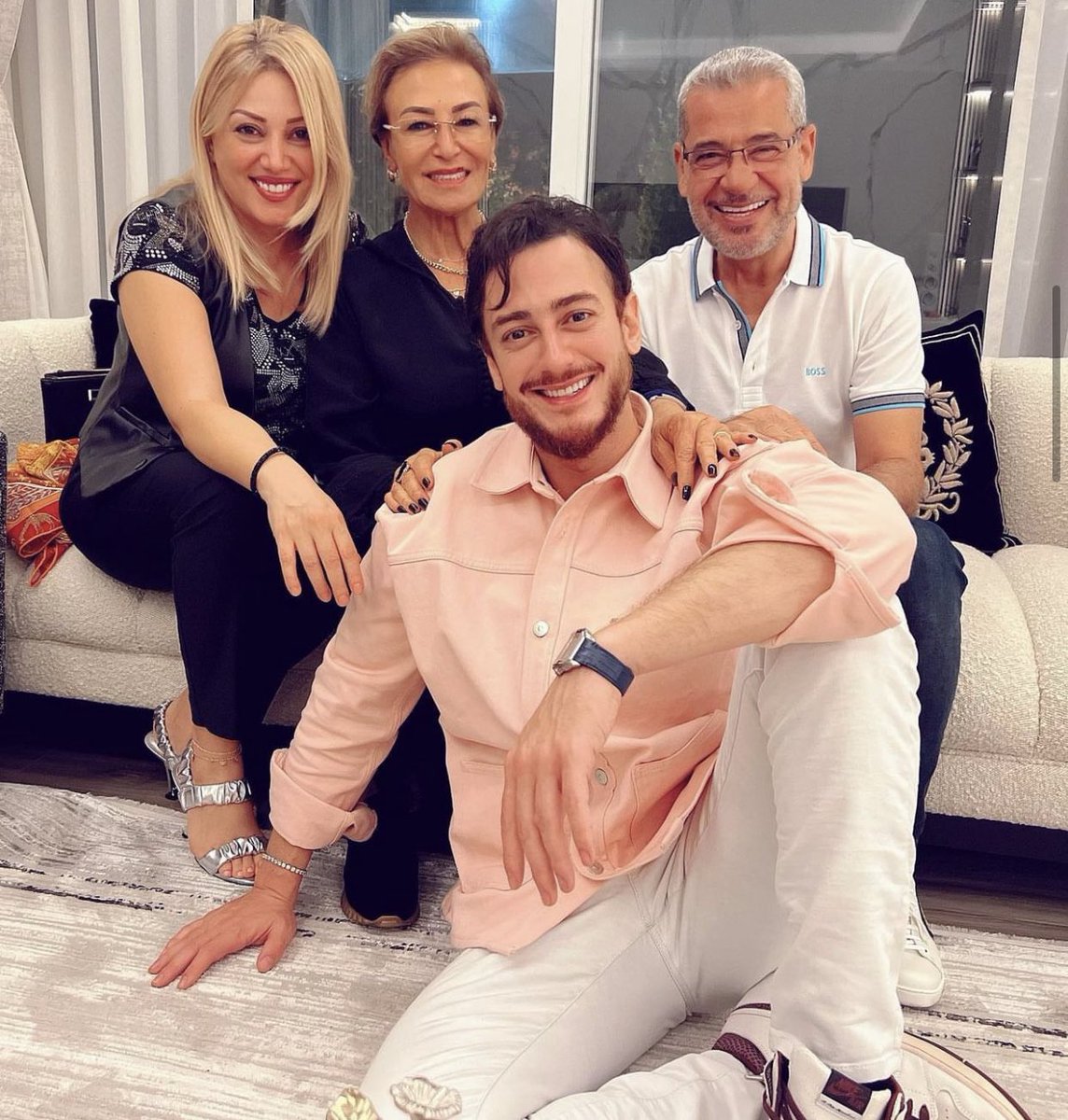 Celebs__Arabic's tweet photo. مصطفى الآغا يدعم سعد لمجرد بعد ادانته بالاغتصاب:

"رفقًا بالبشر يا بشر". https://t.co/Rf1cKRa2ti