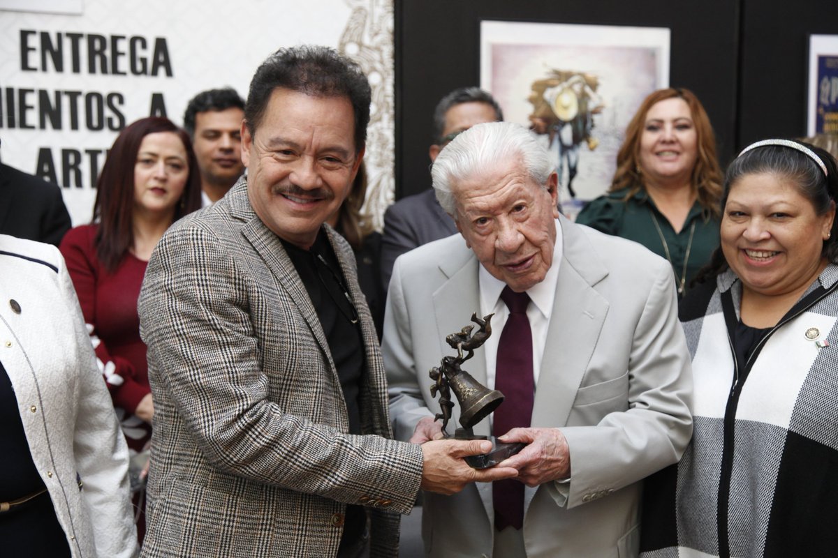 NachoMierV's tweet photo. Qué triste noticia el fallecimiento de Don Ignacio López Tarso. El año pasado le rendimos un merecido homenaje en la @Mx_Diputados. Ahí le entregué una réplica de la Campana María, que hace alusión a la fundación de #Puebla. Un minuto de aplausos para el maestro de las artes. https://t.co/LhEfF4m7FX