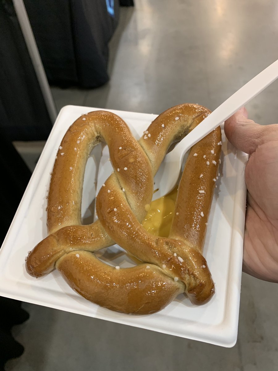 RoboDom711's tweet photo. The @isovalent booth was giving away warm pretzels with nacho cheese and popcorn!

Didn’t know you can get good munchies at a tech conferences.

#socallinuxexpo #scale20x #techtwitter #100devs https://t.co/lg5fuM0BrB
