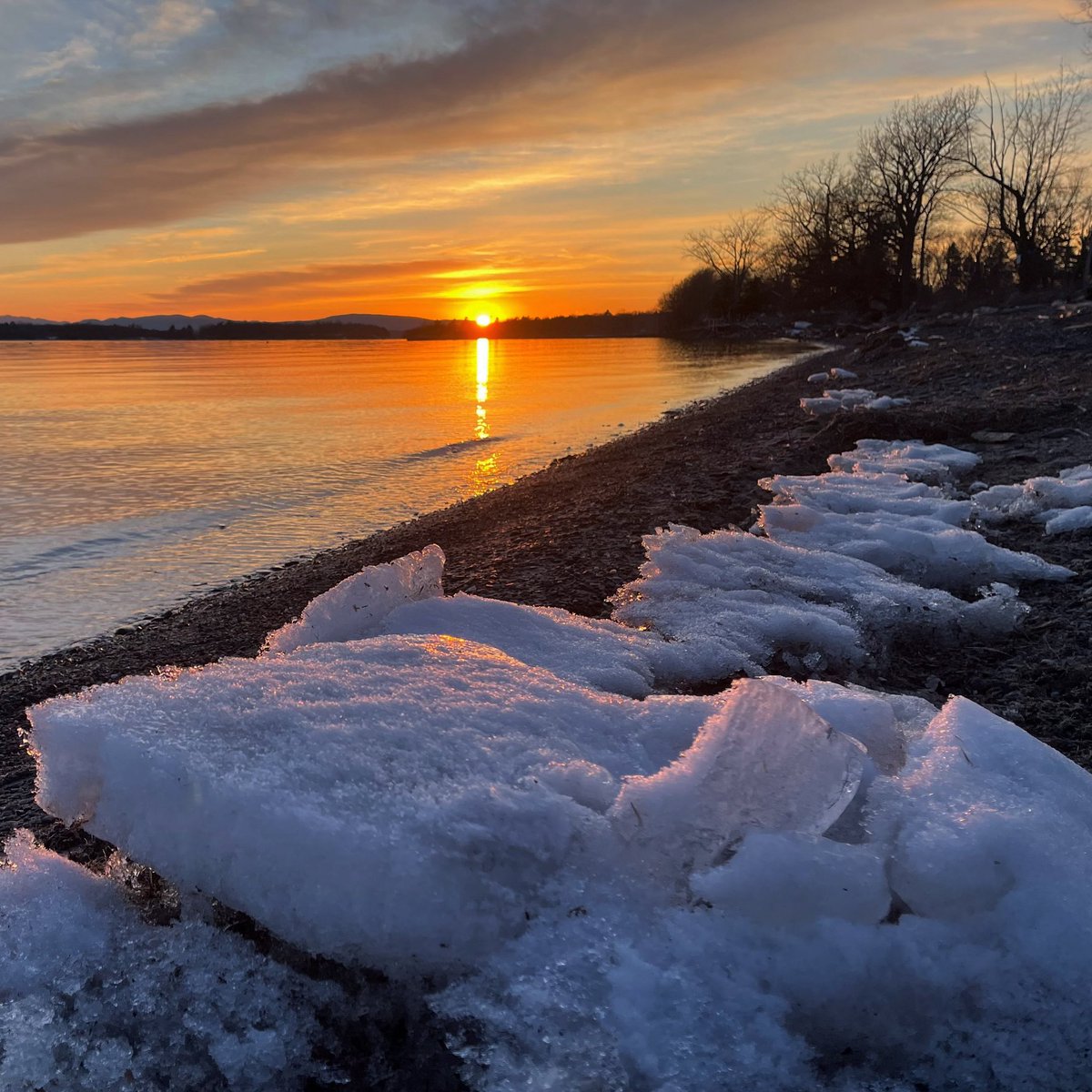 My Therapist has office hours on Saturdays as well.
.
#vt #vermont #shore #igers #nature #igsunset #lakechamplain #weekend #springforward #March #sky #gooutside