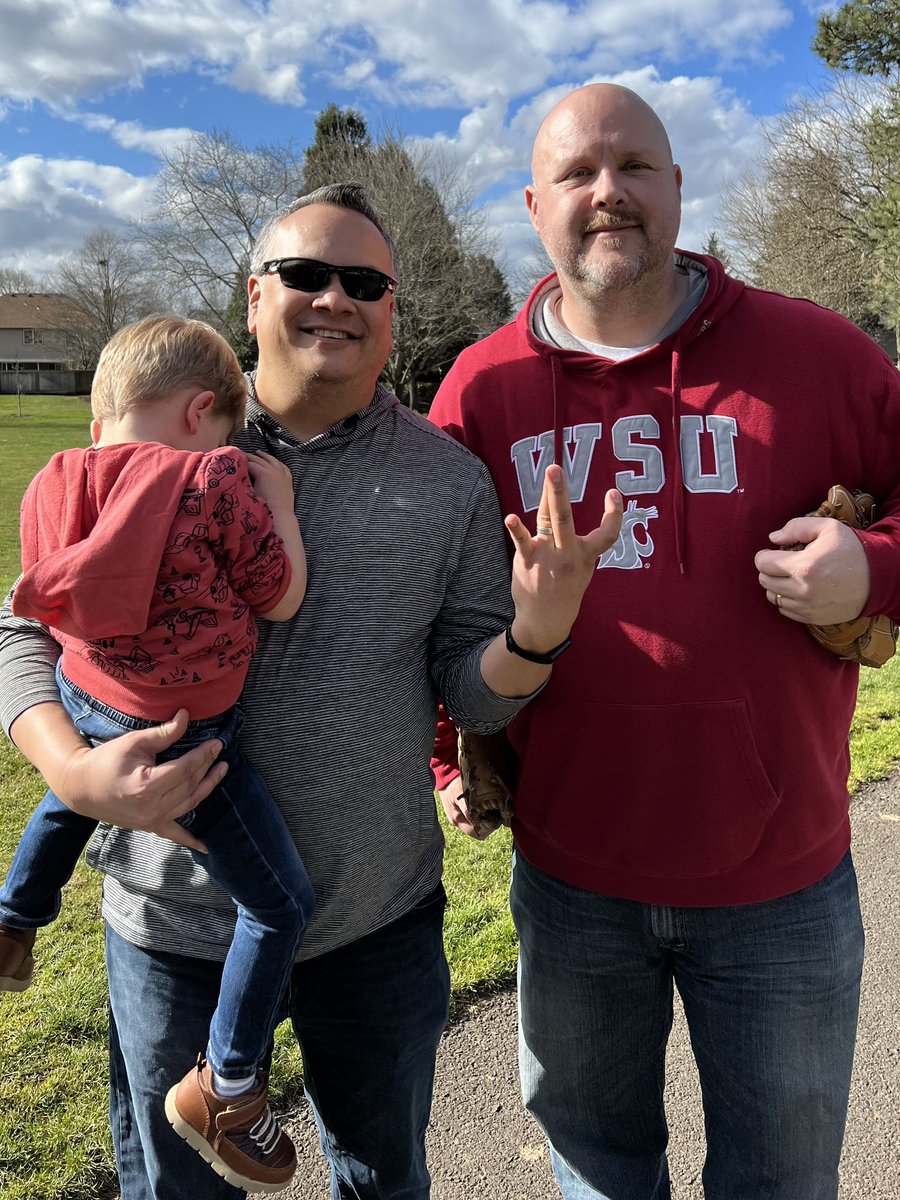 jscukanec's tweet photo. How do a Coug & a husky manage to get along while they have a catch? Because they were both Thunder first.
@ViewCrew360 #classof91
Great to catch up with @BrianTom today.
(Clearly his son is embarrassed at his dads choice of schools.)
Good to see you BT.
#catcheveryday #375 https://t.co/SpoyrOtIzh