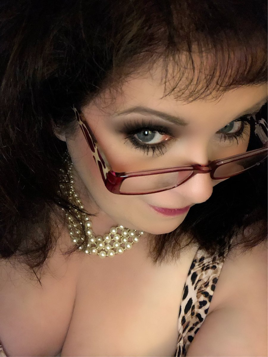 lasheslipsnlace's tweet image. Just a Gal who loves Glam! #lashes 
#lashesfordays
#classiclashes