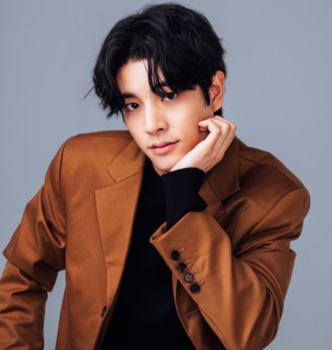 onlyonejaeyun's tweet photo. jake own this pose https://t.co/Y07GusXJqy