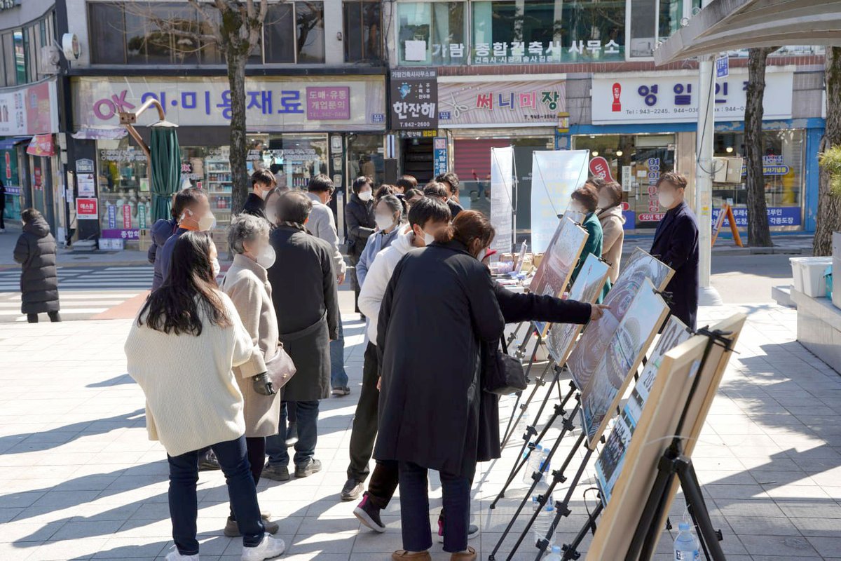 🔰 10만 수료식 야외 사진전 🔰
     
▪️일시 : 2월 25일 (토)  12:00~15:00
▪️장소 : 거창군청앞
▪️주최 : 신천지예수교 진주교회

#10만수료식 #기획사진전 #사진전 #안드레지파 #진주교회 #신천지예수교회 #거창군청