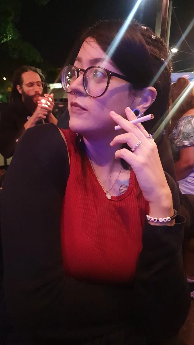 reputationlets's tweet image. E o cara lá atrás simplesmente comeu da minha batata sem me conhecer