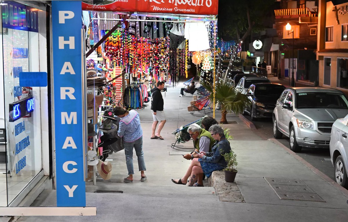 pblodlr's tweet photo. The meds that Americans are buying in Mexico (and bringing into the US) have been laced with fentanyl for a while. The DEA knew. It would have been great for US security agencies to let folks know this instead of associating it (falsely) with migrants. https://t.co/vzXHvWcn5s
