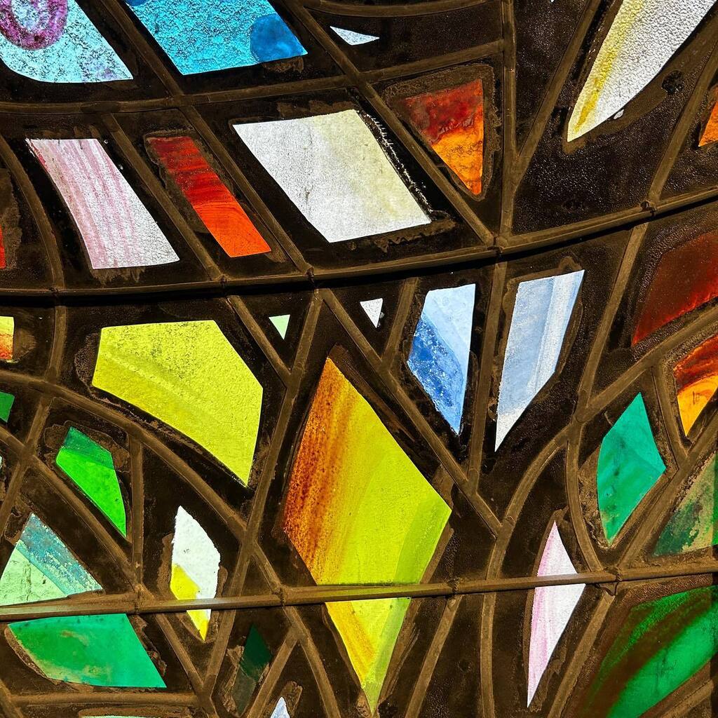 TimothyTimoteo's tweet photo. Stained glass at the Catedral del Mar https://t.co/Cgj0VP8w8m https://t.co/Uii7aOqEaQ
