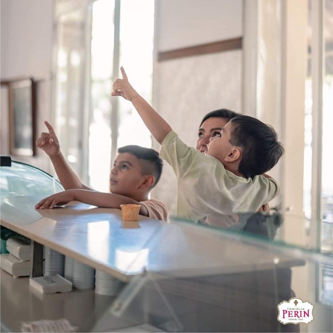 🌈 Llega el fin de semana, momento para disfrutar en #FamiligaPerin 🥰

🍨 Delicias sobran porque contamos con una enorme variedad de sabores para todos los paladares. Son más de 57 gustos y 7 opciones de helados sin azúcar.

¡Un gran plan para el fin de semana!😉