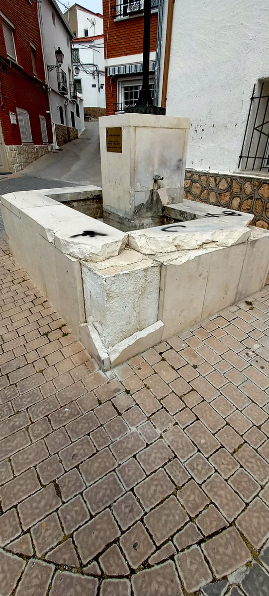 pporusco's tweet photo. Así están las fuentes de nuestro pueblo.
La prueba de la dejadez de la alcaldesa y de su equipo de gobierno.
Denunciado hace más de dos años, SIN HACER NADA DE NADA .😡😡
Una vergüenza 
#Orusco
https://t.co/yhyZn5I8ow https://t.co/NPLKIO0g8Y