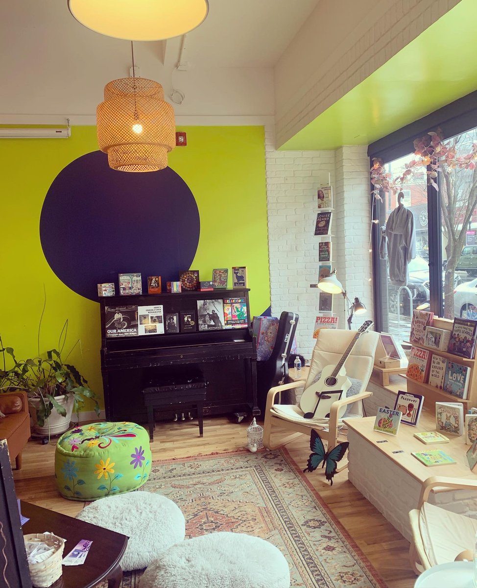 melissa_campesi's tweet photo. story time &amp; music @AsburyBookCoop 
💜🎶📖💫 https://t.co/uHLvzctYI9