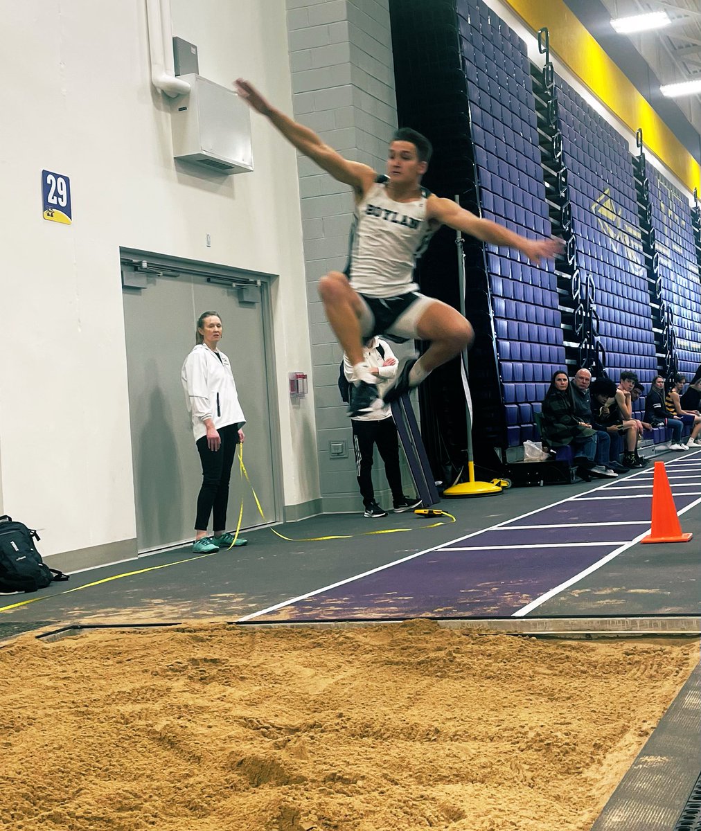 CoachSabaka's tweet photo. Did I tell you guys that I’m back coaching track? Hononegah Indoor Classic is underway. This facility is A+ https://t.co/lxWvotYPsW