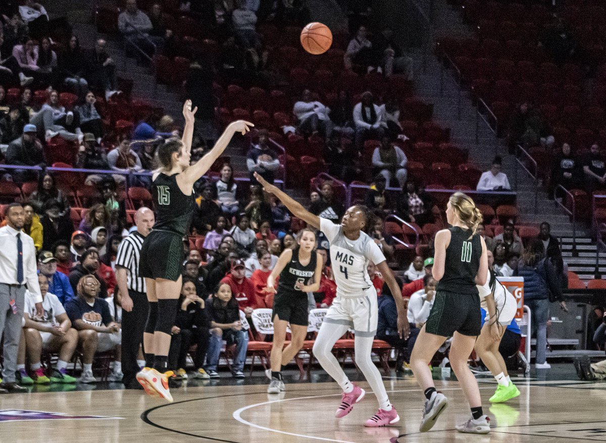 MagicOfMarchWI's tweet photo. HALFTIME: Kewaskum 32 - Milwaukee Academy of Science 23 #wiaagb https://t.co/baMxpzxZ6R
