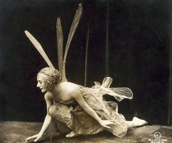 Anna Pavlova ~ The Dragonfly
(📷Ira Hill Studios, 1915)
#GothicSpring