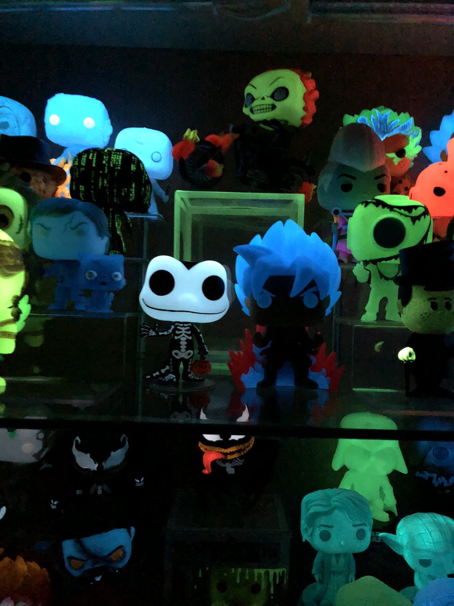 KainRich's tweet image. Added 2 new great glows to the shelf today. Awesome glows on both. And Padme to the Sw collection 👍🏻 good week. Enjoy ur weekends all and be kind to each other. @OriginalFunko #funkocommunity #funkoglow #funko @brianmariotti