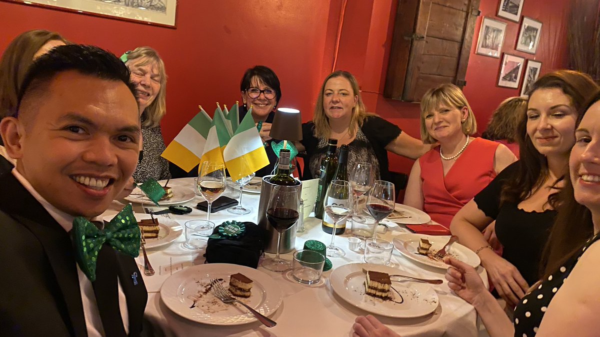 I’m Irish by heart. So happy to meet this bunch of incredible nurses at the #EAUN23 dinner. @EAUNurses