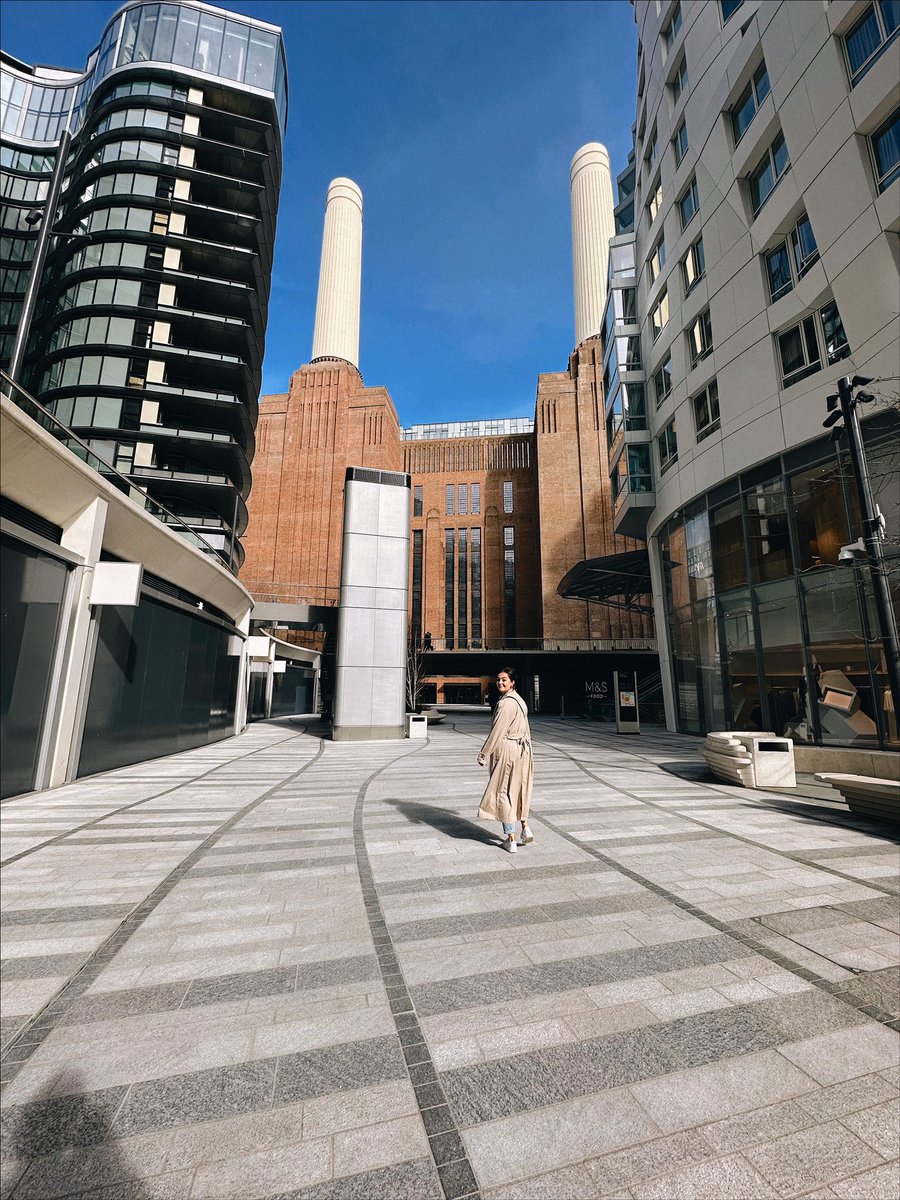 Today we went to London and the pictures suggest that Emily spent the whole time looking over her shoulder while walking away from me