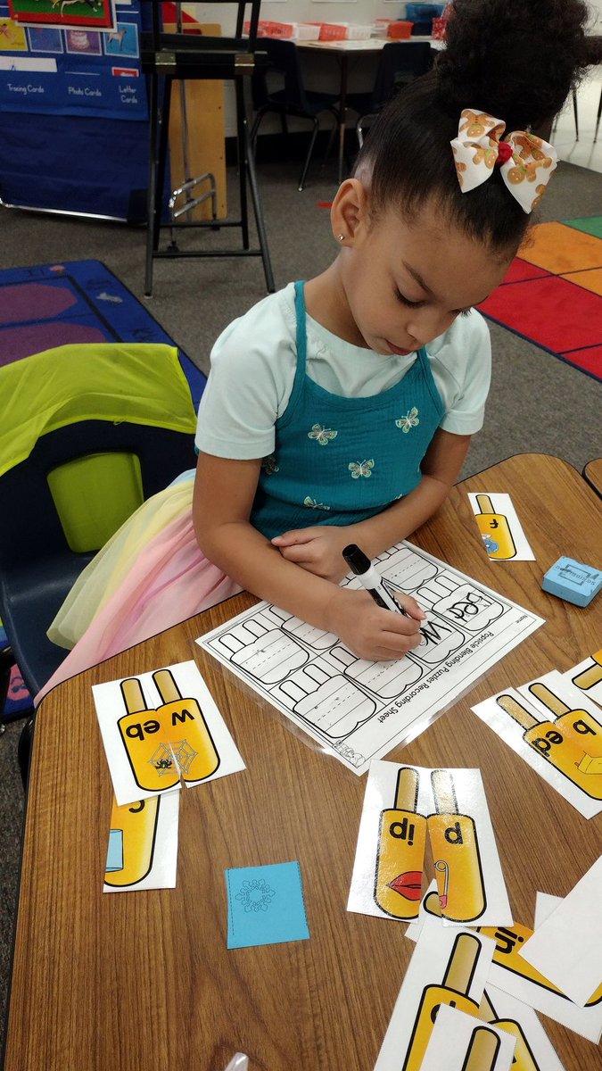 MsBrawnersClass's tweet photo. Popsicle blends! Blending onsets and rimes to decode/read CVC words! See it, touch it, say it, write it! The multisensory approach! 🤩 https://t.co/KzG6xm24yz